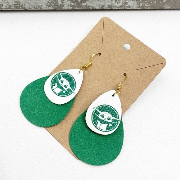 Star Wars Baby Yoda teardrop hand made earrings - Picture 1 of 2